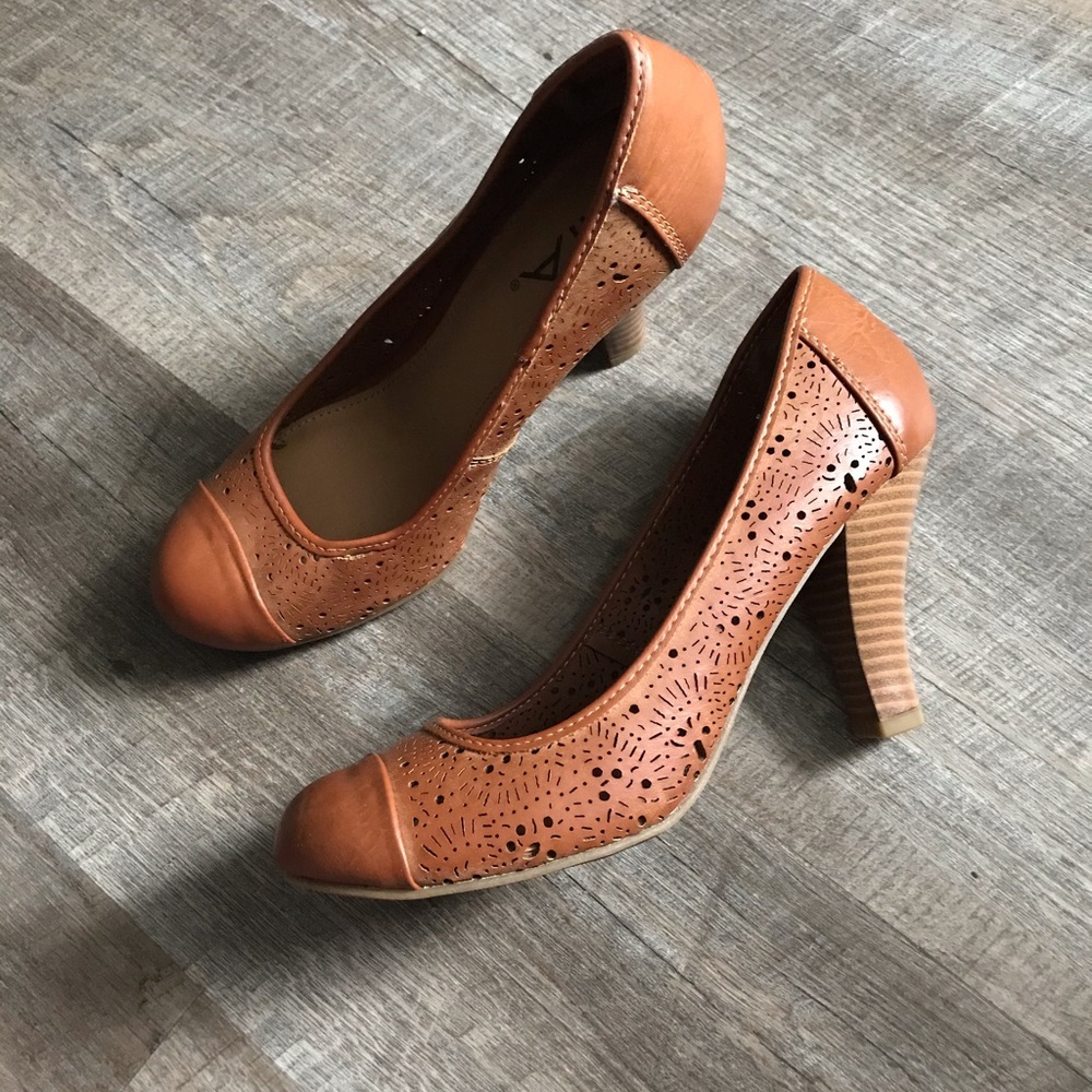 MIA Sz 7 lace/leather pump heels NWOT